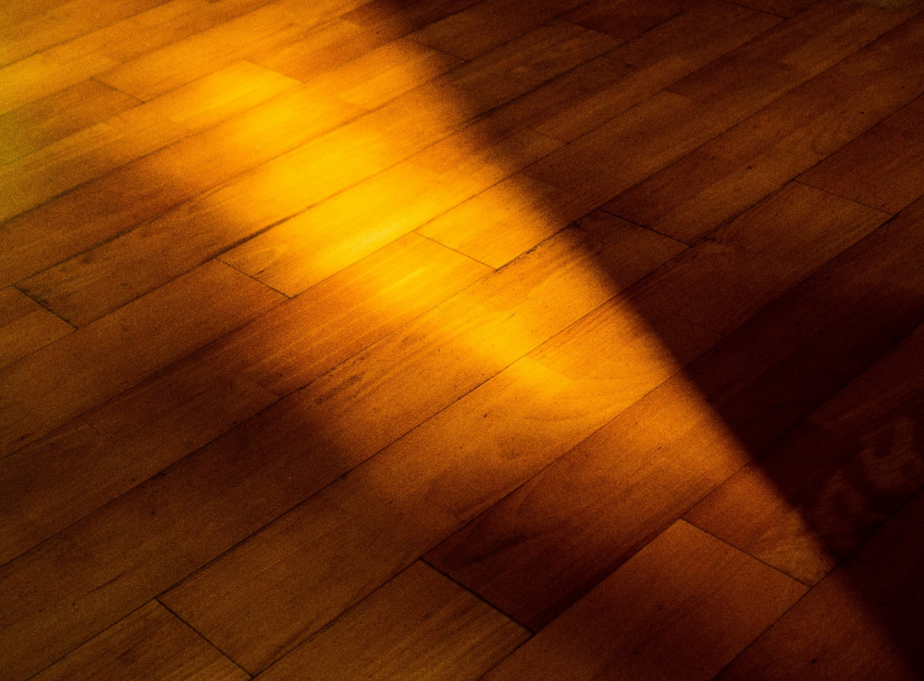 Деревянная доска на полу в квартире